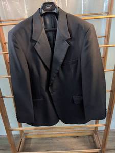 lot 105 image: Formalwear International FWI Black Tuxedo Jacket Size 46R