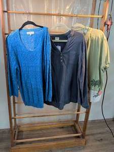 lot 114 image: Womens Tops Lot of 3 - Jones New York Sport, Mote & Floral Graphic Tee (XXL2XL)