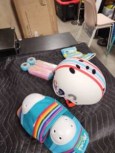 lot 1030 image: Moxi Roller Skate Protective Gear Set with Fundaes Wheels