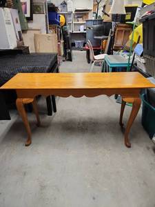 lot 1031 image: Oak Queen Anne Style Sofa Console Table