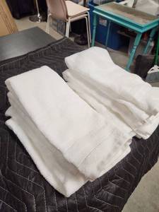 lot 1035 image: 6 White Cotton Bath Towel Set