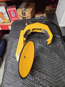 lot 1040 image: Heavy Duty Yellow Wheel Clamp Boot Lock