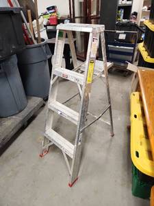 lot 1046 image: All American Ladder 5-Foot Aluminum Step Ladder