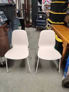 lot 1048 image: Set of 2 White Modern Plastic Shell Dining Chairs with Metal Legs