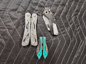 lot 1055 image: Lot of 3 Multi-Tools Including Cabelas Mini Multi-Tool and Compact Utility Knife