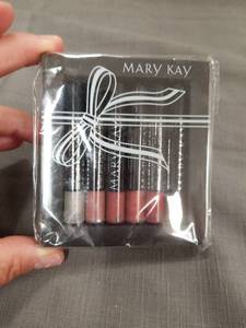 lot 2261 image: Mary Kay Mini Nourishine Plus Lip Gloss Set