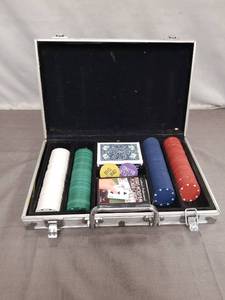 lot 2315 image: Cardinal Texas Holdem Poker Set in Aluminum Case