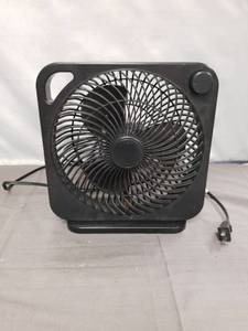lot 2338 image: Mainstays 9-Inch Personal Box Fan Model FN2006BK Black