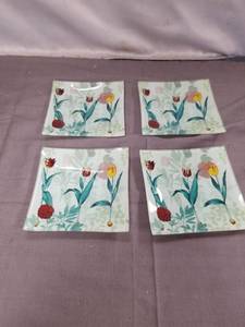 lot 2353 image: Set of 4 Floral Botanical Glass Square Plates