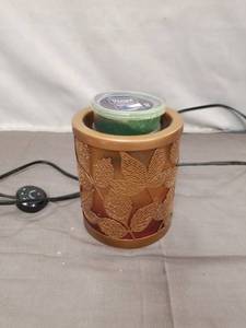 lot 2368 image: Yankee Candle Scenterpiece Electric Wax Warmer with Midsummers Night Meltcup
