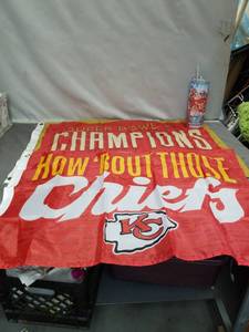 lot 2371 image: Kansas City Chiefs Super Bowl Champions Flag and Tumbler Set