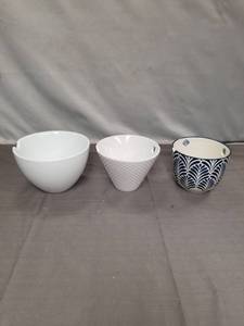lot 2374 image: SET OF 3 NOODLE BOWLS