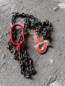 lot 39 image: Heavy Duty Lifting Chain with Shackles and Master Link
