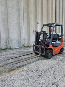lot 19782 image: 2004 Toyota 7FGCU25 LP Propane Forklift - 5000 LB Capacity
