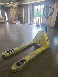 lot 19788 image: G941 Electric Pallet Jack - Model PPT40H