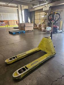 lot 19790 image: G941 Electric Pallet Jack 4000 lb Capacity - Model EPT40H