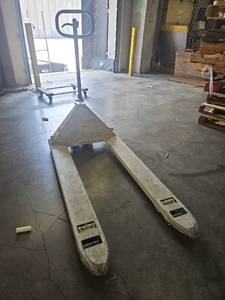 lot 19798 image: JET Manual Hydraulic Pallet Jack - Model PT-2748J - 5000lb Capacity