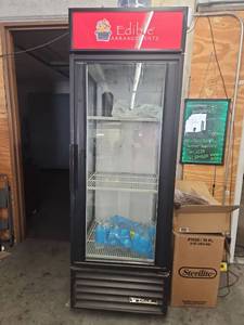 lot 19809 image: True Single Glass Door Commercial Refrigerator Display Cooler - Model GEM-23