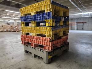 lot 19833 image: Mixed Color Plastic Pallets Stack