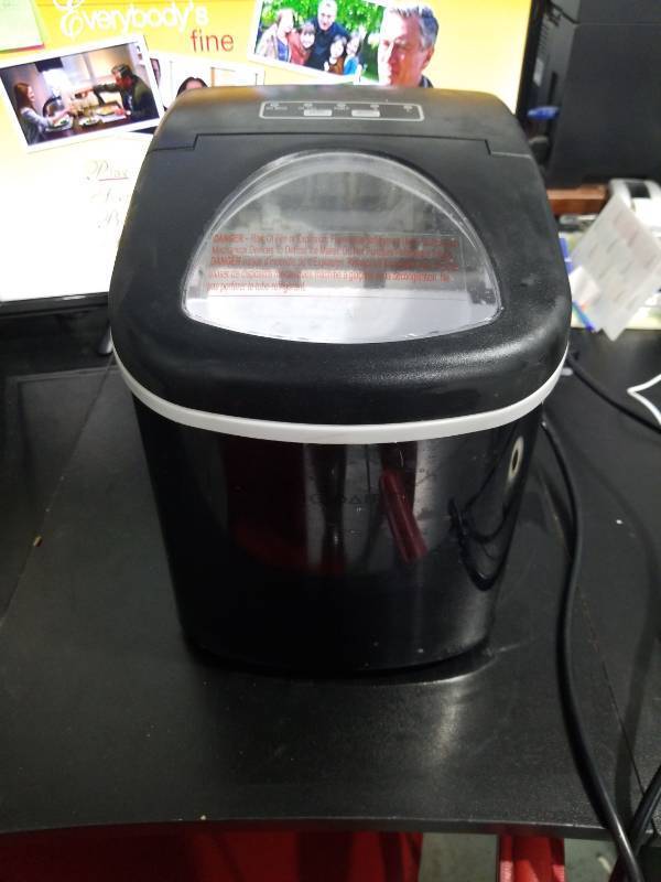 lot 3645 image: Portable Countertop Ice Maker Machine