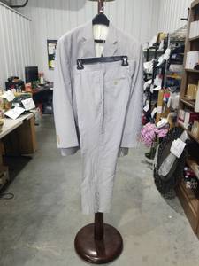 lot 1361 image: Lauren Ralph Lauren Mens Seersucker Striped Two-Piece Suit Jacket Size 44S and Pants 32 x 30