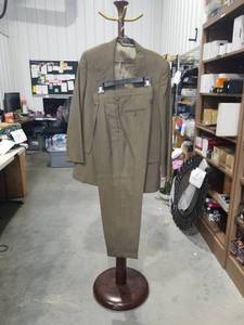 lot 1362 image: J. Riggings Mens Double-Breasted Suit Set Size 38R Pants 31R