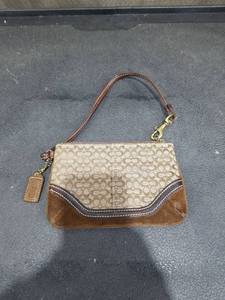lot 1386 image: FASHION TRENDY WRISTLET