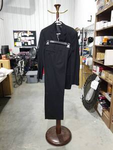lot 1426 image: V.Versini Black Two-Piece Suit - Size 37 Regular Pants 31
