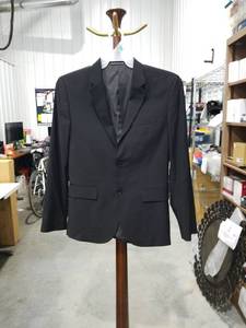 lot 1428 image: H&M Skinny Fit Black Suit Jacket Size 40R