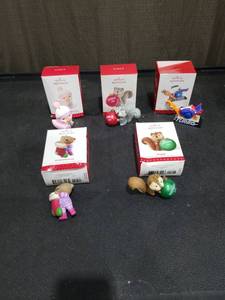 lot 1488 image: Hallmark Keepsake Christmas Ornament Collection - Set of 5