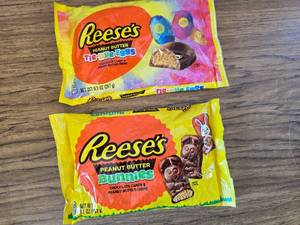 lot 7299 image: Reeses Bunnies and Reeses Tie Dye Eggs, 9.1oz