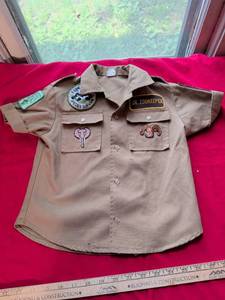 lot 15 image: Junior Zookeeper Zoo Uniform Shirt with Animal Patches