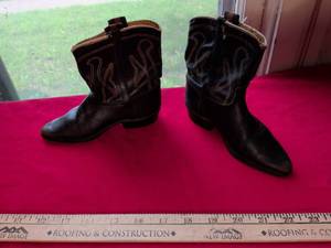 lot 18 image: Toddler size Black Leather Western Cowboy Boots with Decorative Stitching