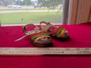 lot 19 image: Girls Multicolor Leather Sandals