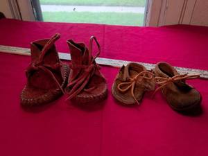 lot 20 image: 2 children Handmade Leather Moccasins with Laces