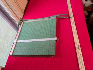 lot 24 image: Manual Paper Cutter Trimmer with Grid Base
