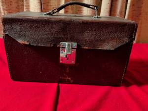 lot 64 image: Cin�-Kodak Model K 16mm Film Camera with Leather Case and Manual