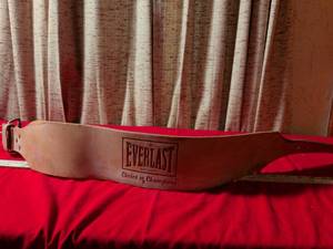 lot 99 image: Everlast Model 1011 Leather Weightlifting Belt L-XL 33-42