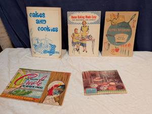 lot 135 image: Lot of 5 Mid-Century Promotional Cooking Booklets and Recipe Books