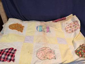 lot 226 image: Handmade Bunny Applique Patchwork Quilt