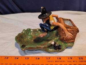 lot 230 image: 1946 Imperial porcelain Ceramic Hobo Figurine Ashtray with Basket