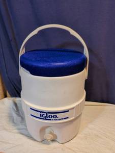 lot 241 image: Igloo 2-Gallon Water Cooler Jug