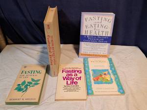 lot 304 image: Lot of 5 Fasting & Health Books