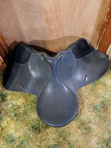 lot 325 image: Wintec All-Purpose English Horse Saddle Black