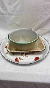 lot 107 image: Enamelware 3-Piece Set Bowl, Tray, and Platter