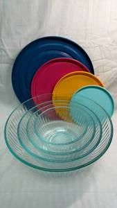 lot 174 image: Pyrex Glass Mixing Bowl Set with Colored Lids