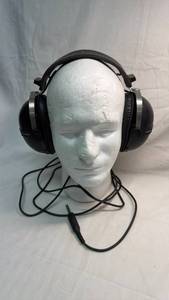 lot 231 image: Pioneer SE-205 Stereo Headphones