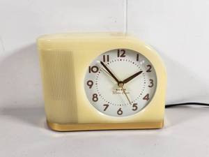 lot 104 image: Westclox Big Ben Moon Beam Electric Alarm Clock