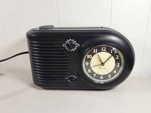 lot 113 image: Big Ben AMFM Clock Radio