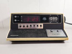 lot 114 image: Brookwood Model 7002 AMFM Digital Clock Radio with Sensor Snooze